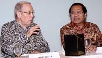 Jim Castle (kiri) berbincang dengan Rizal Ramli (kanan).