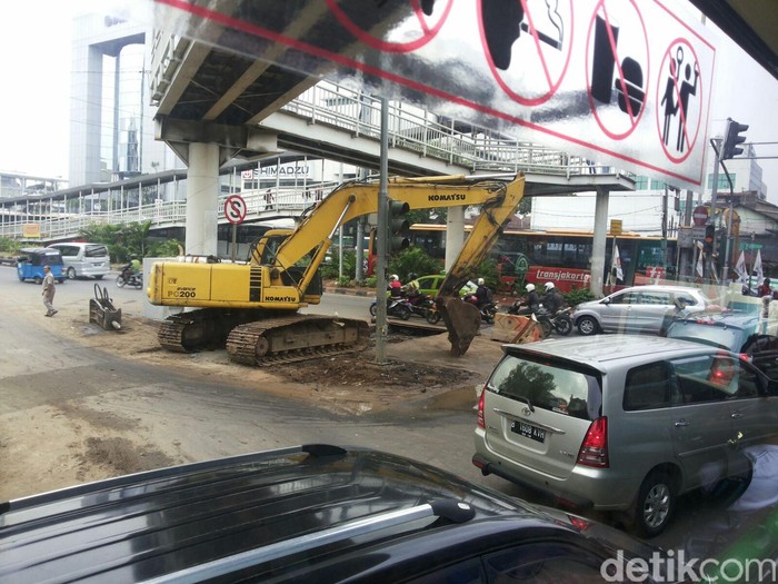 Ada Proyek Galian, Perempatan Matraman Macet