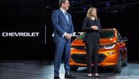 CEO GM Mary Barra saat merilis mobil listrik Chevy Bolt bulan Januari 2016 lalu. Foto: General Motors