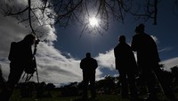 Sejumlah warga menyaksikan gerhana matahari di Auckland, Selandia Baru, 14 November 2012. Sandra Mu/Getty Images/detikFoto.