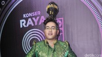 Nassar tampil supernyentrik dengan gaya rambut yang spektakuler. Pool/Noel/detikFoto.