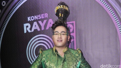 OMG... Rambut Nassar Spektakuler Abis, Jambul Syahrini Lewat!