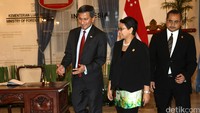 Menteri Luar Negeri Retno Marsudi berbincang dengan Menteri Luar Negeri Singapura Vivian Balakrishnan di Gedung Kementrian Luar Negeri, Jakarta, Selasa (12/1/2016).
