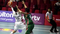 Tim M88 Aspac Jakarta melawan tim Pasific Caesar Surabaya digelar di Hall Basket Senayan, Jakarta, Selasa (12/01/2016).