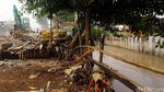 Puluhan rumah di Bantaran Sungai Ciliwung Dibongkar
