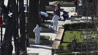 Tim forensik melakukan penyelidikan di lokasi ledakan. Murad Sezer/Reuters/detikFoto.