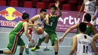 Pemain M88 Aspac Jakarta, Handri Satrya Santosa (tengah), berusaha menerobos dua pemain lawan dari tim Pasific Caesar Surabaya di kuarter pertama.