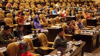Sidang paripurna itu dengan agenda pembukaan masa sidang III tahun sidang 2015-2016, pidato pembukaan pada awal masa sidang III tahun sidang 2015-2016, dan laporan kegiatan anggota DPD di daerah pemilihan yang dilaksanakan. Lamhot Aritonang/detikFoto.