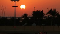 Gerhana Matahari langka terlihat di saat ajang Formula One yang digelar di circuit Yas Marina, Abu Dhabi, 3 November 2013. Mark Thompson/Getty Images/detikFoto.