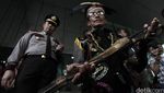 KPK Dihadiahi Senjata Suku Dayak