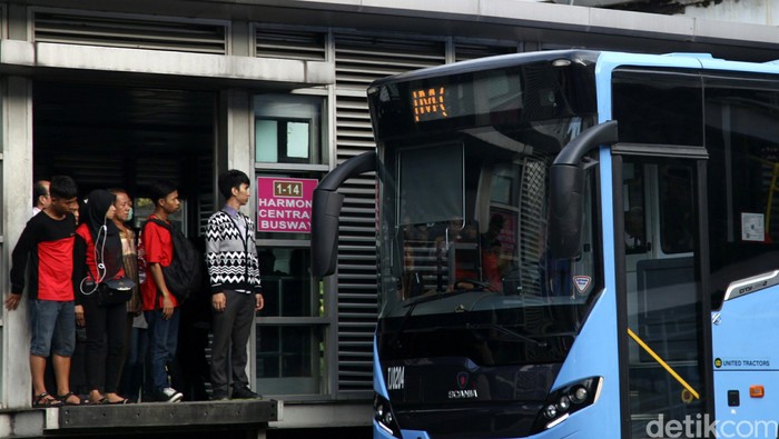 Bus TransJ Bergoyang karena Jalan Rusak di Karet, Penumpang Ngeri