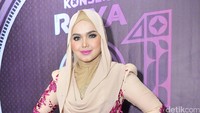 Bibirnya dipoles lipstik pink yang senada dengan busananya. Pool/Noel/detikFoto.