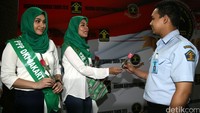Kader perempuan PPP membagikan bunga kepada pegawai Kemenkum HAM.