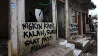 Hal tersebut terlihat pada tulisan yang tertera di tembok-tembok rumah.