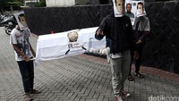 Mereka juga membawa keranda mayat.