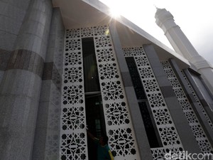 Anies Hentikan Rapat untuk Dengarkan Azan, Begini Suasananya