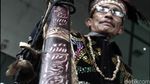 KPK Dihadiahi Senjata Suku Dayak
