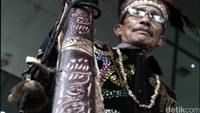 Seorang warga Suku Dayak mendatangi gedung KPK, Jakarta, Selasa (12/1/2016).