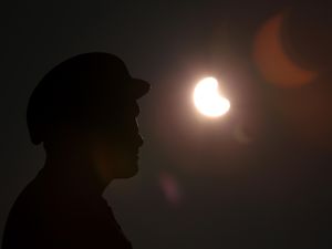Melihat Gerhana Matahari Dari Masa ke Masa