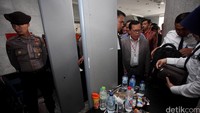 Pengunjung sidang diperiksa dengan ketat.