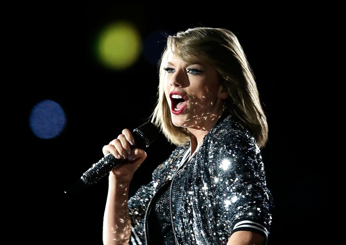 SYDNEY, AUSTRALIA - NOVEMBER 28: 
Taylor Swift performs during her 1989 World Tour at ANZ Stadium on November 28, 2015 in Sydney, Australia.  (Photo by Mark Metcalfe/Getty Images)