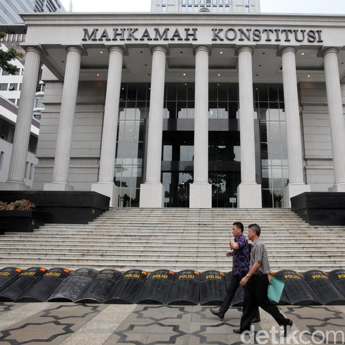 Sidang Sengkeda Hasil Pilkada di MK --- Mahkamah Konstitusi kembali menggelar sidang perkara sengketa hasil Pilkada di Gedung MK, Selasa (12/1/2016). Sidang yang terbagi dalam 3 panel tersebut mengagendakan jawaban termohon dan pihak terkait. Banyaknya jumlah perkara dan pendukung masing-masing calon membuat MK membatasi pengunjung sidang. Bagi yang tidak bisa masuk ruang sidang, disediakan 3 layar lebar di sebuah tenda di luar gedung MK. (Ari Saputra/detikcom)