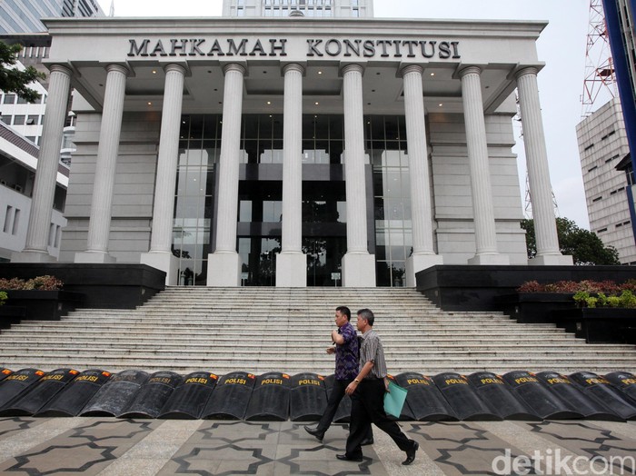 Sidang Sengkeda Hasil Pilkada di MK --- Mahkamah Konstitusi kembali menggelar sidang perkara sengketa hasil Pilkada di Gedung MK, Selasa (12/1/2016). Sidang yang terbagi dalam 3 panel tersebut mengagendakan jawaban termohon dan pihak terkait. Banyaknya jumlah perkara dan pendukung masing-masing calon membuat MK membatasi pengunjung sidang. Bagi yang tidak bisa masuk ruang sidang, disediakan 3 layar lebar di sebuah tenda di luar gedung MK. (Ari Saputra/detikcom)