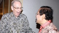Jim Castle (kiri) berjabat tangan dengan Rizal Ramli (kanan) saat melakukan pertemuan di Jakarta, Selasa (12/1/2016).
