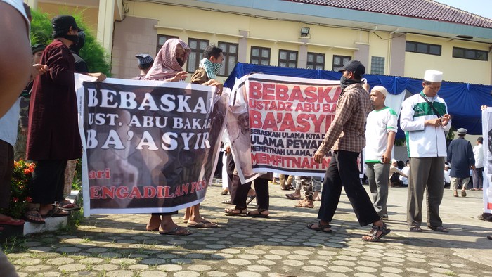 1.000-an Pendukung Baasyir Ramaikan Sidang PK di PN Cilacap