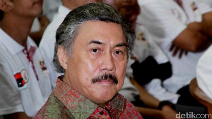 Prof. Dr. Topane Gayus Lumbuun, SH, MH (lahir di Manado, 19 Januari 1948; umur 67 tahun), mengawali kariernya sebagai seorang advokat dengan membuka Kantor Hukum Gayus Lumbuun & Associates. Sebagai seorang Advokat, Gayus dapat dikategorikan sebagai seorang Advokat yang berhasil, berbagai kasus dan klien perusahaan papan atas pernah menjadi kliennya.