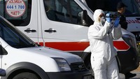 Ambulans juga telah disiagakan di lokasi ledakan. Osman OrsalReuters/detikFoto.