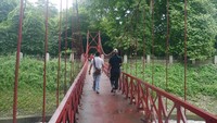 Pernah ke Kebun Raya Bogor? Di sana ada Jembatan Merah dengan mitos bila dilewati bersama pasangan, nantinya cinta akan berakhir alias putus. (Kurnia Yustiana)