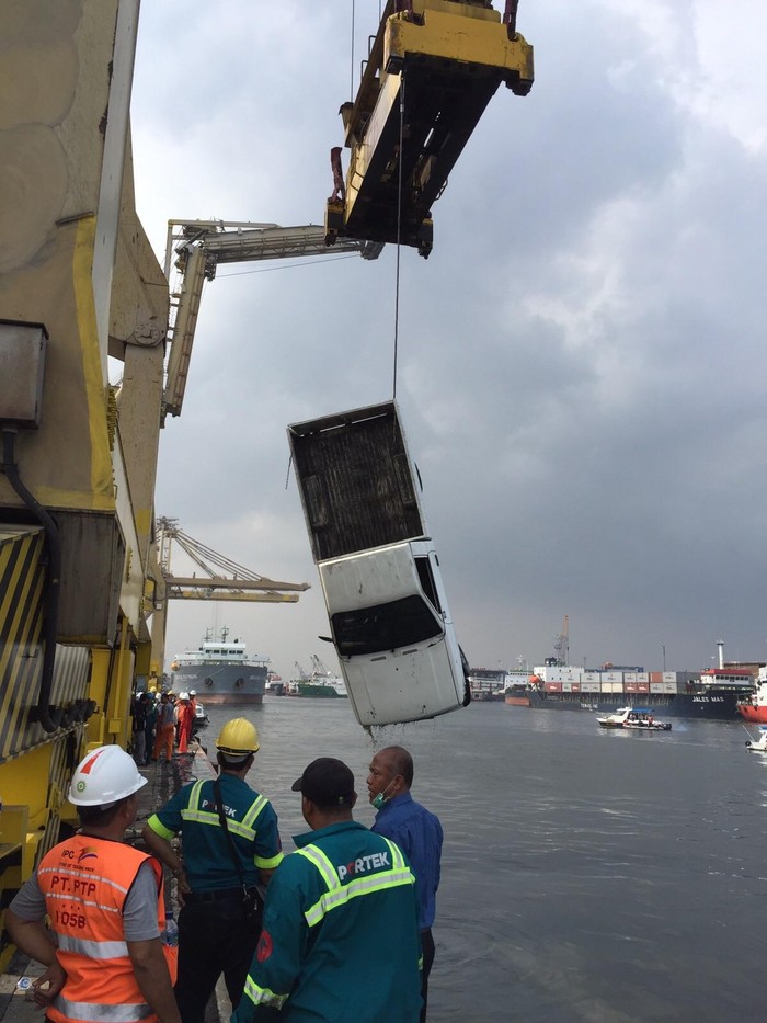 Alib Hilang Setelah Pikap Tercebur di Pelabuhan Tanjung Priok