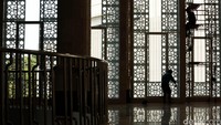 Pembangunan masjid ini telah rampung. Hanya terlihat beberapa pekerja sedang membersihkan masjid.