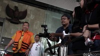 Keluar gedung KPK, Islan tidak benyak memberikan keterangan.