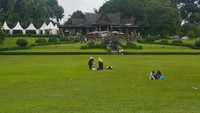 Setelah puas keliling kebun raya, banyak traveler yang terlihat bersantai sejenak di atas hamparan rumput yang luas (Kurnia/detikTravel)