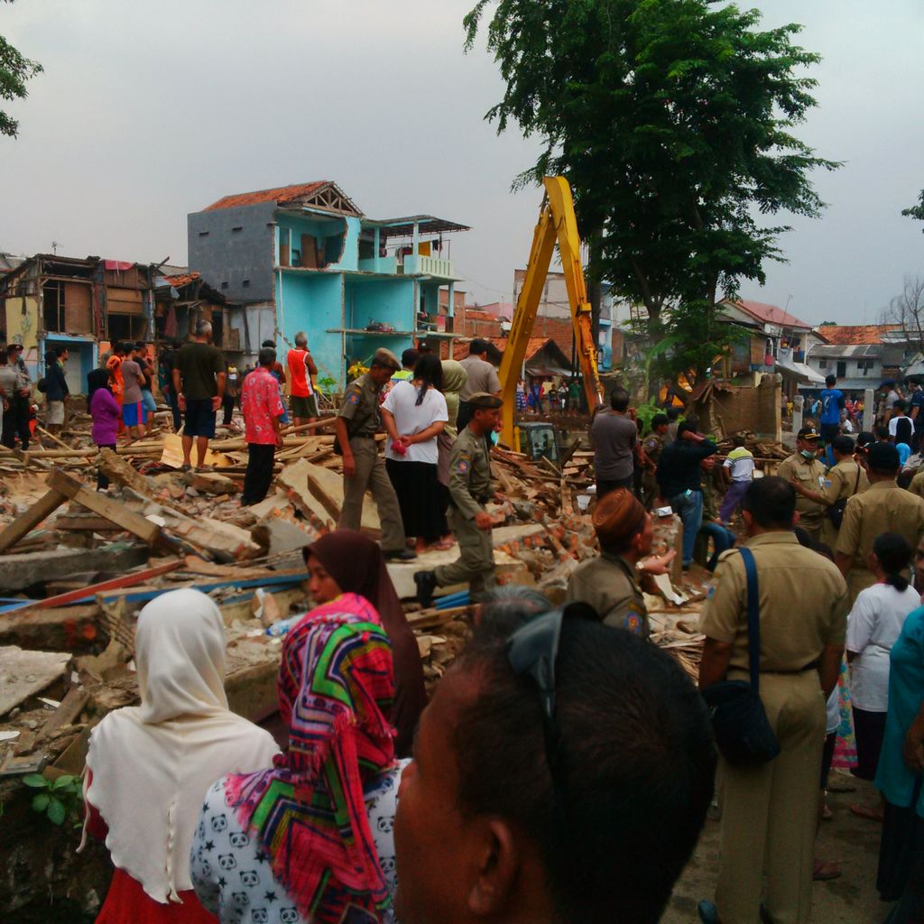 Meski bayar Maya menilai biaya sewa rusun terjangkau hanya Rp 150 250 ribu per bulan Maya selama tinggal di rusun bekerja sampingan sebagai tukang ojek