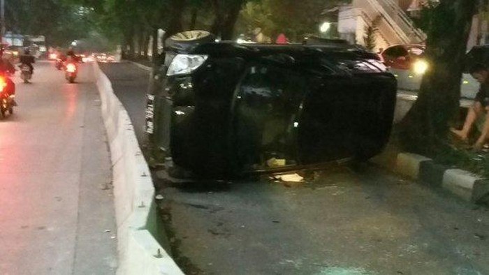 Mobil Boks Terguling di Tol Cikampek Arah Cawang, Lalin Macet 2 Km