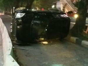 Mobil Boks Terguling di Tol Cikampek Arah Cawang, Lalin Macet 2 Km