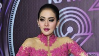 Anting dan cincin berlian membuat penampilannya semakin membahana. Pool/Noel/detikFoto.