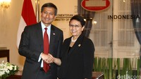 Menteri Luar Negeri Retno Marsudi berjabat tangan dengan Menteri Luar Negeri Singapura Vivian Balakrishnan disela acara pertemuan tersebut. 