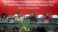 (Kiri ke kanan) Direktur BNI Adi Sulistyowati, Direktur BNI Herry Sidharta, Direktur Utama BNI Achmad Baiquni, dan Wakil Direktur Utama BNI Suprajarto memberikan keterangan pers usai Rapat Umum Pemegang Saham Luar Biasa (RUPSLB) di kantor pusat BNI, Jakarta, Selasa (12/1/2016).