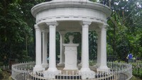 Inilah tugu memorial Lady Raffles. Tugu dibangun untuk mengenang istri Gubernur Jenderal Thomas Stamford Raffles (Kurnia/detikTravel)