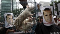 Dalam aksinya mereka membawa tikus berwarna putih.