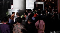Banyaknya jumlah perkara dan pendukung masing-masing calon membuat MK membatasi pengunjung sidang.