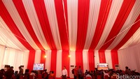 Bagi yang tidak bisa masuk ruang sidang, disediakan 3 layar lebar di sebuah tenda di luar gedung MK.