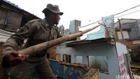 Petugas gabungan dari Satpol PP, Pemkot Jaksel dan Kepolisian RI membongkar bangunan di bantaran Sungai Ciliwung, Jakarta Selatan, Selasa (12/1/2016).