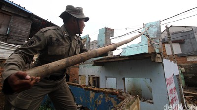 Puluhan rumah di Bantaran Sungai Ciliwung Dibongkar
