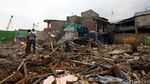 Puluhan rumah di Bantaran Sungai Ciliwung Dibongkar