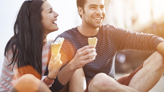 7 Reaksi Tubuh Saat Seseorang Jatuh Cinta